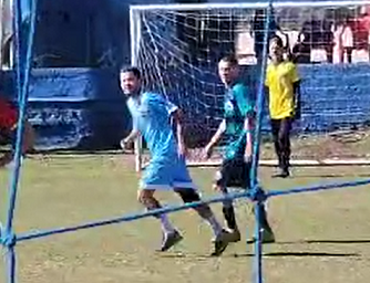 Torres (de uniforme azul) flagrado jogando no dia em que esteve ausente de jogo pela Seleção da Nigéria. Lesionado?